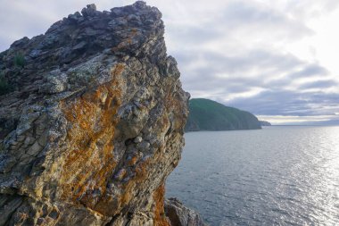 Sibirya 'daki Baykal Gölü' ndeki Olkhon Adası 'nın Rocky sahili.
