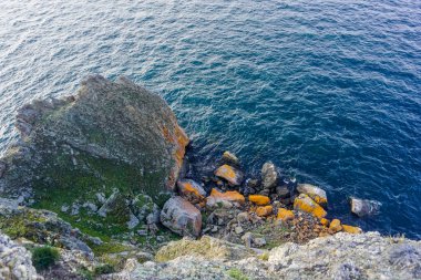 Sibirya 'daki Baykal Gölü' ndeki Olkhon Adası 'nın Rocky sahili.