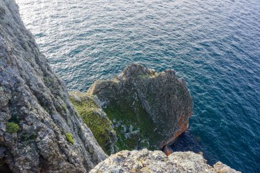 Sibirya 'daki Baykal Gölü' ndeki Olkhon Adası 'nın Rocky sahili.