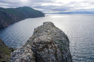 Baykal 'daki Olkhon Adası' ndaki Cape Khoboy 'da yalnız bir kaya.