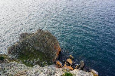 Sibirya 'daki Baykal Gölü' ndeki Olkhon Adası 'nın Rocky sahili.