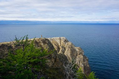 Baykal 'daki Olkhon adasının uçurumunda bir adam.