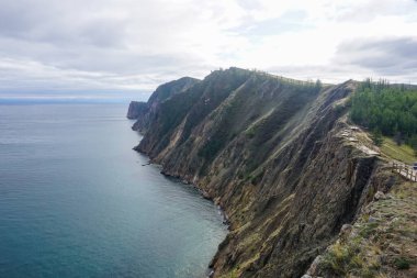 Sibirya 'daki Baykal Gölü' ndeki Olkhon Adası 'nın Rocky sahili.