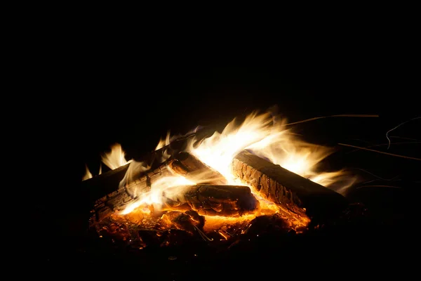 贝加尔岛Olkhon岛上由木头制成的明亮篝火 — 图库照片