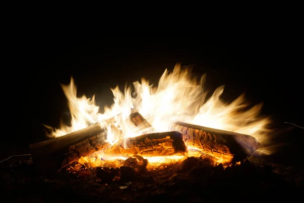 贝加尔岛Olkhon岛上由木头制成的明亮篝火 — 图库照片