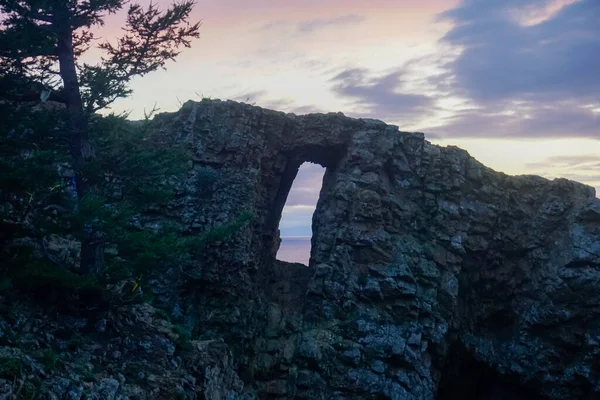 バイカル島オルホン島の岩の自然窓 — ストック写真