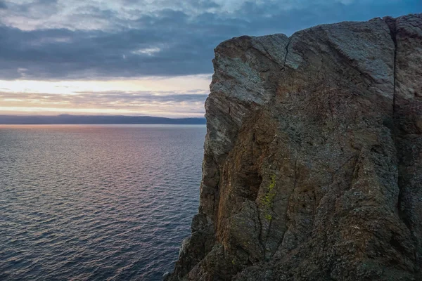 Одинокий Рок Мысе Хобой Острове Ольхон Байкале — стоковое фото