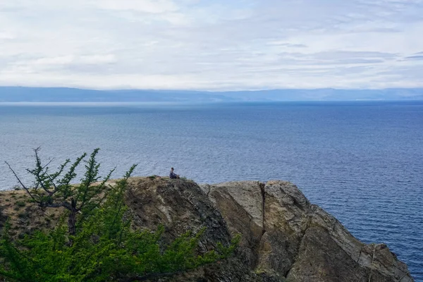 Tizio Sulla Scogliera Dell Isola Olkhon Baikal — Foto Stock