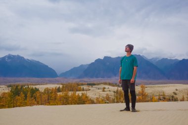 Kodar Doğa Koruma Alanındaki Chara Çölü 'ndeki kum tepelerinde gezgin.