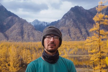 Rusya 'nın Trans Baykal bölgesindeki Kodar sırtında bir yürüyüşçü.