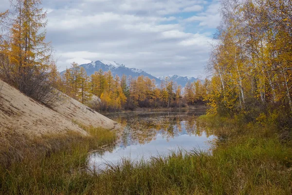 Ορεινή Λίμνη Στην Κορυφογραμμή Taiga Και Kodar Στην Περιοχή Trans — Φωτογραφία Αρχείου