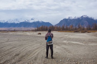 Kodar Doğa Koruma Alanındaki Chara Çölü 'ndeki kum tepelerinde gezgin.