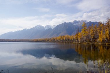 Tayga 'daki dağ gölü ve Trans Baykal bölgesindeki Kodar tepesi.