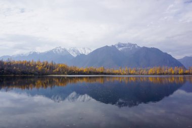 Tayga 'daki dağ gölü ve Trans Baykal bölgesindeki Kodar tepesi.