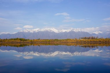 Tayga 'daki dağ gölü ve Trans Baykal bölgesindeki Kodar tepesi.