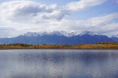 Tayga 'daki dağ gölü ve Trans Baykal bölgesindeki Kodar tepesi.