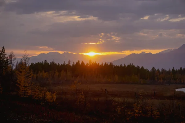 Hermosa Puesta Sol Sobre Cresta Kodar Territorio Trans Baikal Rusia —  Fotos de Stock