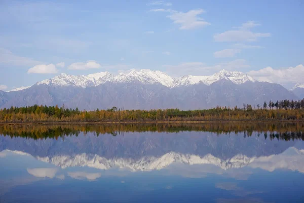 Ορεινή Λίμνη Στην Κορυφογραμμή Taiga Και Kodar Στην Περιοχή Trans — Φωτογραφία Αρχείου