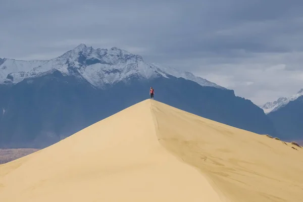 Мандрівник Піщаних Дюнах Чари Краєвид Кряж Кодар — стокове фото