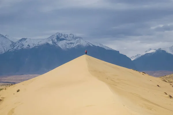 Мандрівник Піщаних Дюнах Чари Краєвид Кряж Кодар — стокове фото