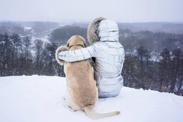 冬に雪の中に白い犬を持つ女の子 — ストック写真