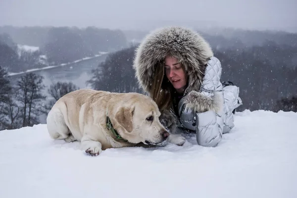 冬に雪の中に白い犬を持つ女の子 — ストック写真