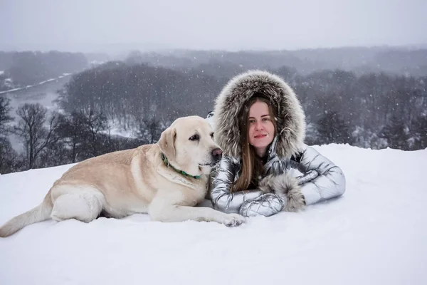 Ragazza Con Cane Bianco Nella Neve Inverno — Foto Stock