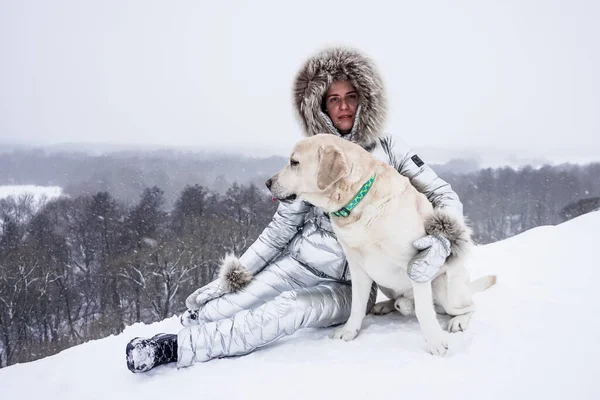 Chica Con Perro Blanco Nieve Invierno —  Fotos de Stock