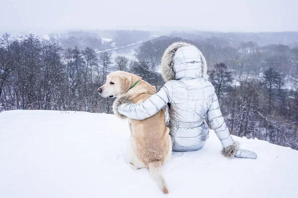 Meisje Met Witte Hond Sneeuw Winter — Stockfoto
