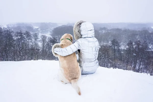 Девушка Белой Собакой Снегу Зимой — стоковое фото