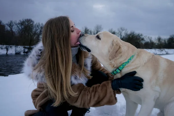 Menina Com Cão Branco Neve Inverno — Fotografia de Stock