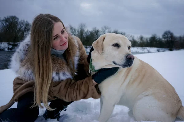 冬に雪の中に白い犬を持つ女の子 — ストック写真