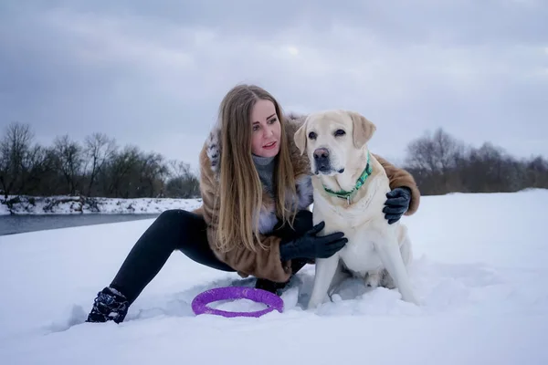 冬に雪の中に白い犬を持つ女の子 — ストック写真