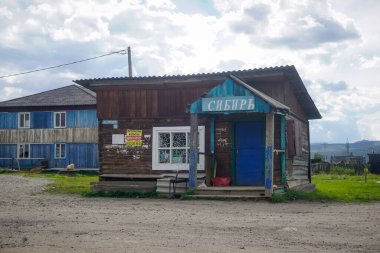 Mana köyü, Krasnoyarsk bölgesi, Rusya - 23 Ağustos 2020: Köydeki eski ahşap dükkan
