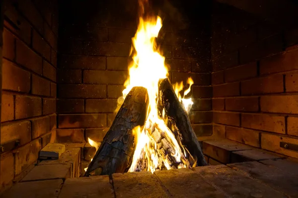 Jasny Ciepły Ogień Murowanym Kominku Domu — Zdjęcie stockowe