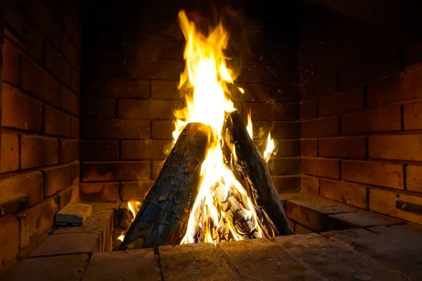 房子里砖壁炉里的炽热的火光 — 图库照片