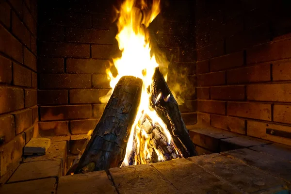 房子里砖壁炉里的炽热的火光 — 图库照片