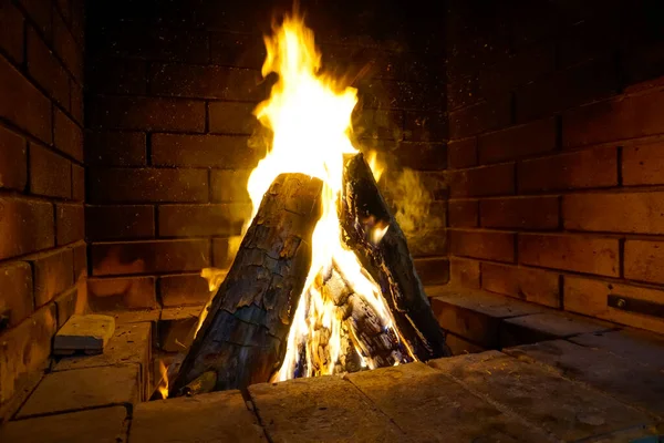 Brillant Feu Chaud Dans Une Cheminée Brique Dans Maison — Photo