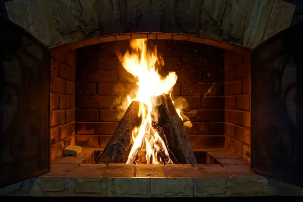 Fogo Quente Brilhante Uma Lareira Tijolo Casa — Fotografia de Stock