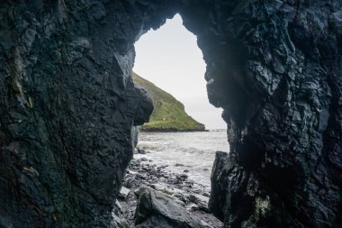 Sakhalin Adası 'ndaki Aleksandrovsk-Sakhalinsky yakınlarında kayalık bir sahil.
