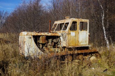 Sakhalin adasındaki köyde terk edilmiş yaşlı tırtıl traktörü.