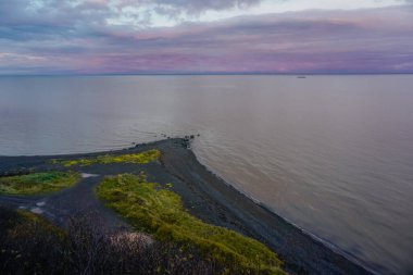 Lasarev köyünde gün batımında Tatar Boğazı kıyısında.