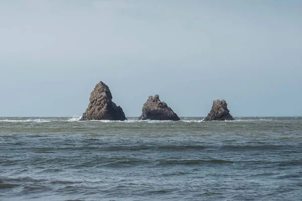 Rocas Tres Hermanos Mar Aleksandrovsk Sakhalinsky Isla Sakhalin — Foto de Stock