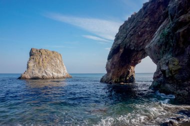 Rusya 'nın Sakhalin Adası' ndaki Cape Giant yakınlarında güzel kayalar.