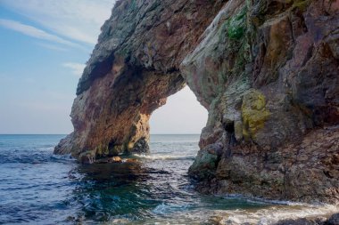 Rusya 'nın Sakhalin Adası' ndaki Cape Giant yakınlarında güzel kayalar.