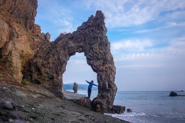 Sakhalin Adası 'ndaki Cape Giant' taki kemer kayasındaki gezgin.