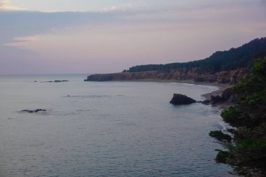 Sakhalin Adası 'nın doğu yakasının güzel kayalık kıyıları
