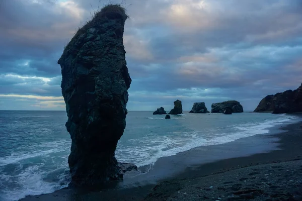 ロシアのサハリン島の巨大な岬の近くの美しい岩 — ストック写真