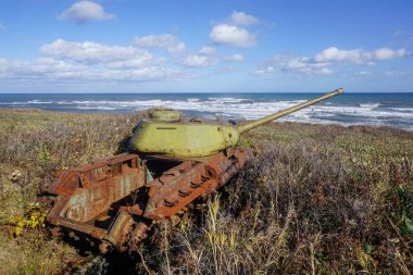 Rusya 'daki Sakhalin Adası açıklarında eski bir tank.