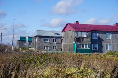 Sakhalin adasındaki Starodubskoe köyünde iki katlı evler.